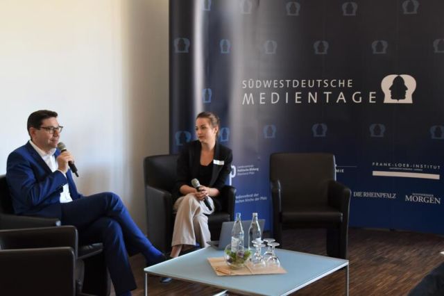 Landaus OB Thomas Hirsch und Moderatorin Janine Arendt auf dem Podium der diesjährigen Südwestdeutschen Medientage. © Stadt Landau